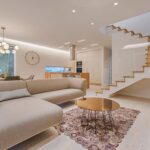 Salón moderno con decoración de interiores actual