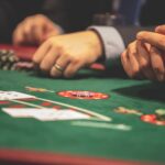 Mesa de casino con fichas y ruleta
