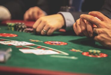 Mesa de casino con fichas y ruleta