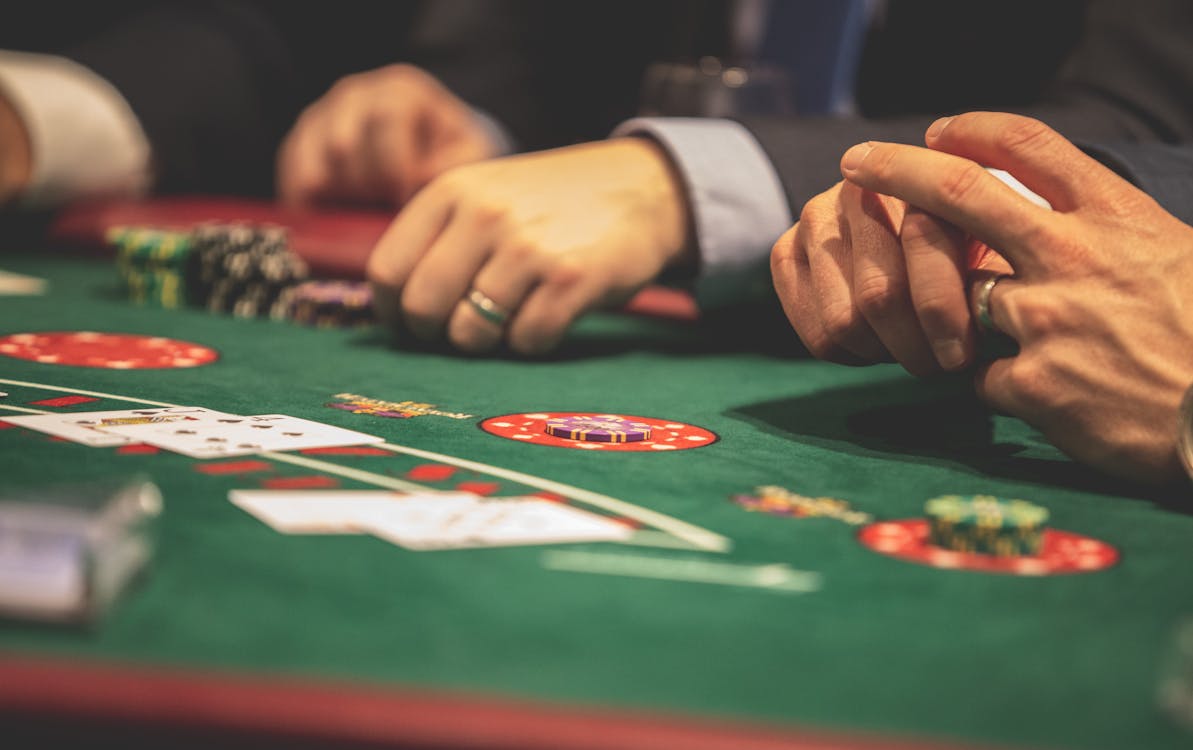 Mesa de casino con fichas y ruleta