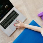 Mujer haciendo ejercicio en casa