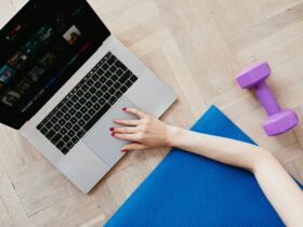 Mujer haciendo ejercicio en casa