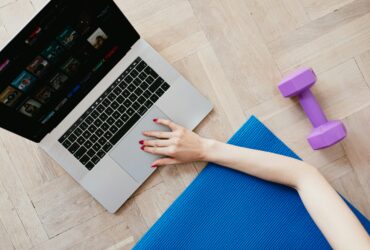 Mujer haciendo ejercicio en casa