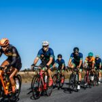 Ciclista en ruta por carretera España